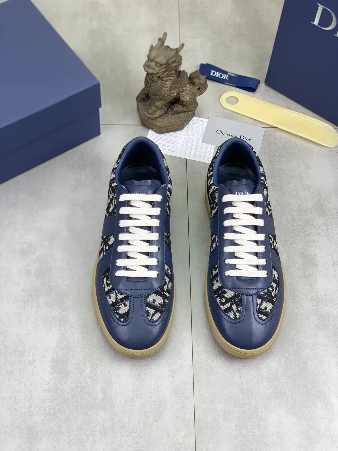 Men's shoes 💰P360 New Dior B01 moral training shoes, white first-layer cowhide, original molded outsole. New to the fall collection, this sneaker marks the return of a Dior classic, reinterpreted in a stylish and elegant silhouette. Crafted from white smooth first-grain cowhide with a tonal silk sheepskin lining, it features the Dior logo on the tongue and inner sides, and a CD icon on the heel. Paired with Tpu anti-slip soles of the same color, it can be matched with various styles to create a sophisticated look.  Code number: 38-44